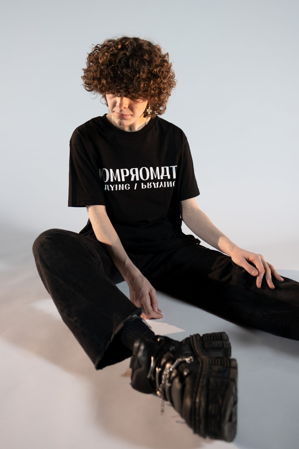 PLДYING / PRДYING - T-SHIRT