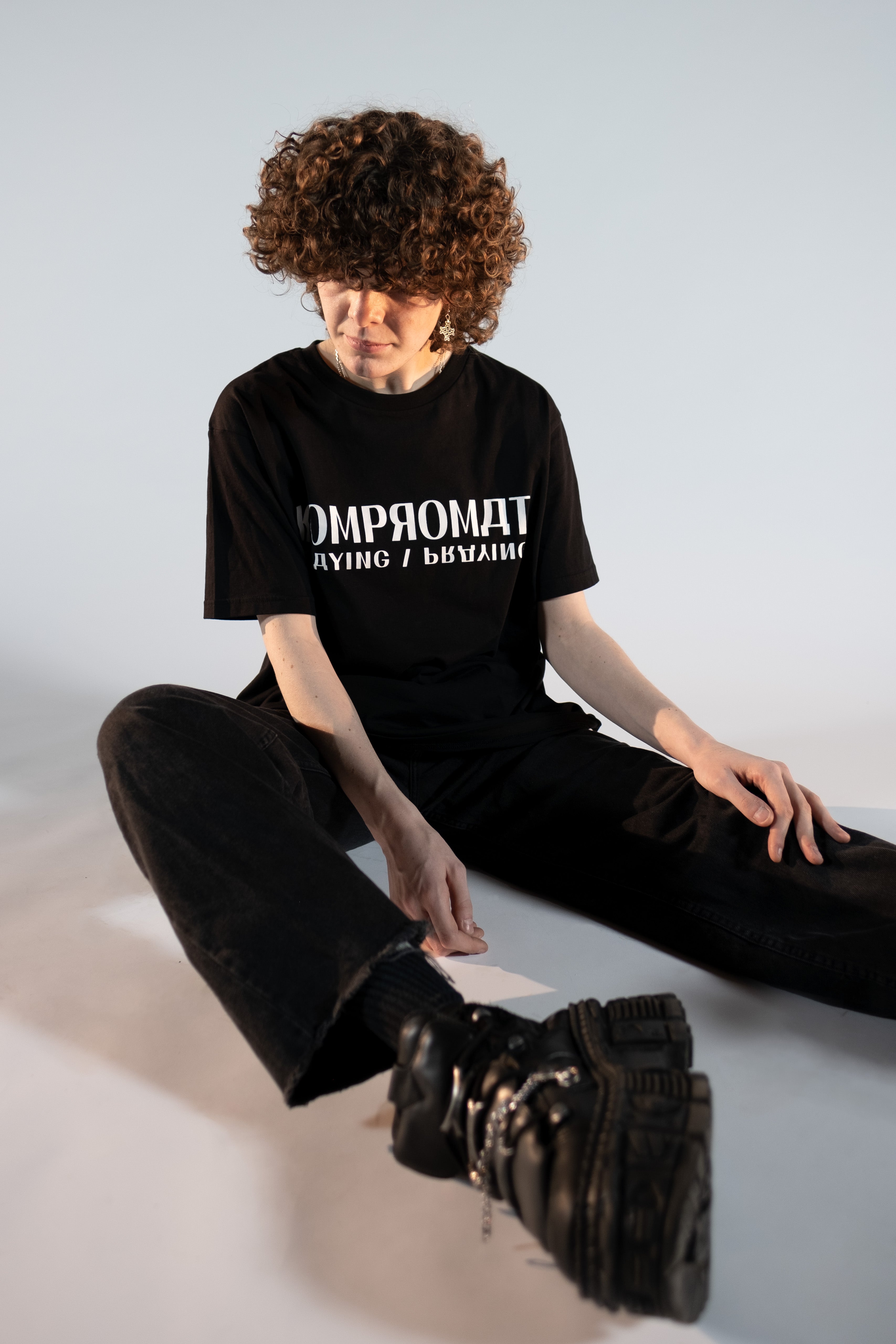 PLДYING / PRДYING - T-SHIRT